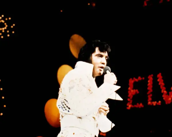 Elvis Presley singt in Hawaii, sein Name leuchtet in roten Lichtern.