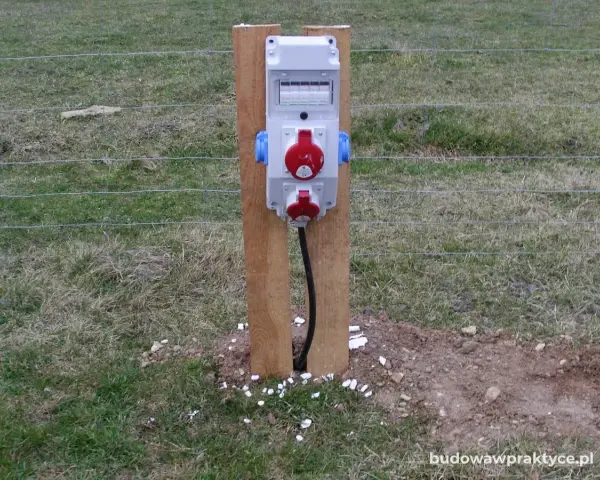 Skrzynka elektryczna na działce i co dalej – uniknij problemów z prądem