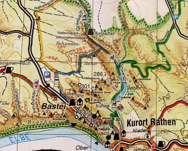 Mapa Szwajcarii Saksońskiej: Bastei, Kurort Rathen, Amselfall, wędrówki po skalnych bramach i punktach widokowych.
