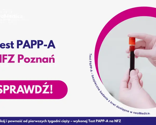 Rękawiczka z różowej lateksu trzyma probówkę z krwią do badania **test PAPP-A**. Sprawdź w NFZ Poznań.