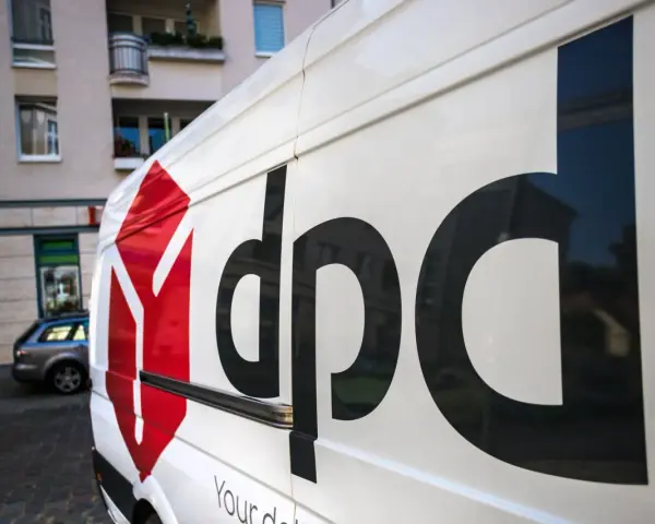 Biały van DPD z charakterystycznym logo, gotowy do pracy kurierskiej.