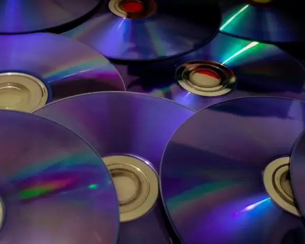 Do czego służy płyta CD? Odkryj jej zastosowania i funkcje