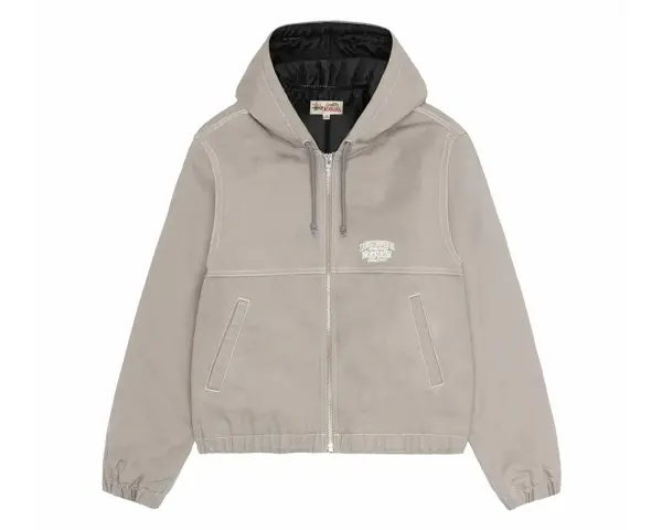 Giacca Stussy work jacket grigia con cappuccio, zip frontale e logo ricamato sul petto. Perfetta per un look casual e resistente.