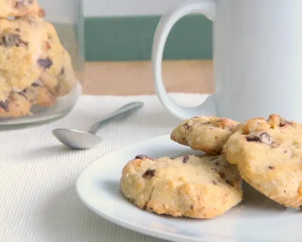 Galletas caseras con chispas de chocolate, perfectas para acompañar un café. ¡Una deliciosa receta de galletas!
