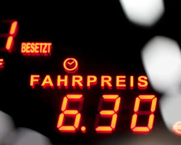 Rotes Leuchtdisplay zeigt "FAHRPREIS 6.30 €". Der taxameter preis ist klar ersichtlich.