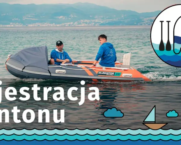 Dwóch mężczyzn płynie pontonem po wodzie. Czy ponton trzeba rejestrować? Na wodzie widać też żaglówkę i budynek.