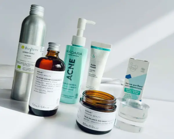 Une sélection de produits pour une routine visage bio : nettoyants, sérum, masque et fluide purifiant.