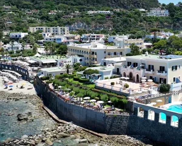 Hotel Tritone Ischia: Lusso, Terme e Spiaggia Privata | Guida Completa