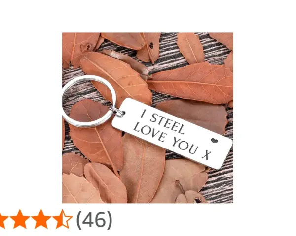 Brelok z napisem "I STEEL LOVE YOU X" na tle jesiennych liści. Idealny prezent na 11 rocznicę ślubu.