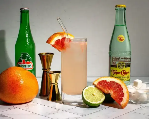 Orzeźwiające drinki z tequilą, grejpfrut, limonka, Jarritos i Topo Chico.