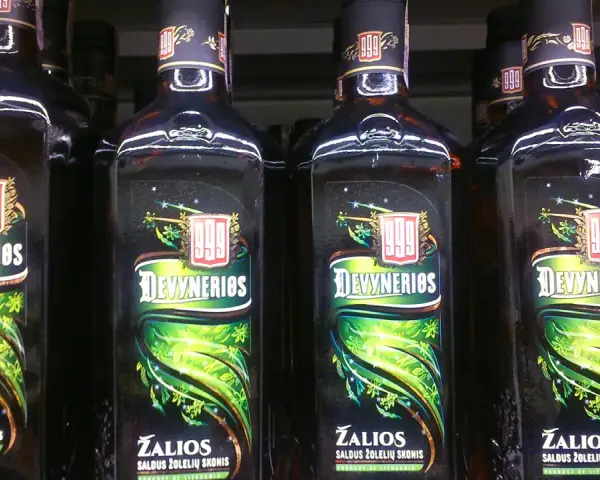 Butelki litewskiej nalewki "Devynerios" z ziołowym smakiem. Warto przywieźć z Litwy!