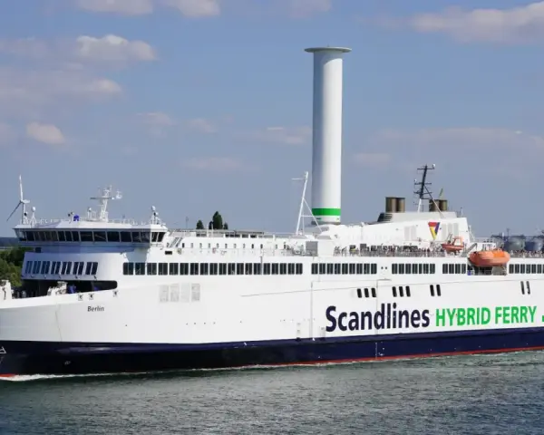 Prom Scandlines "Berlin" płynie z Rostocku do Danii. Hybrydowy prom z charakterystycznym kominem.