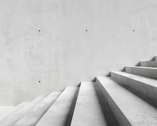 Minimalistyczne schody betonowe, idealne dla tych, którzy szukają, jak tanio wykończyć schody betonowe.