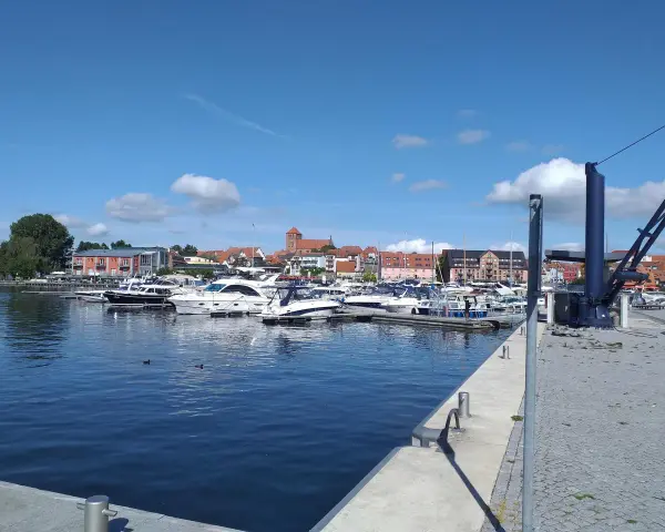 Boote im Hafen am Jabelschen See. Ein sonniger Tag mit blauen Himmel und Wolken.