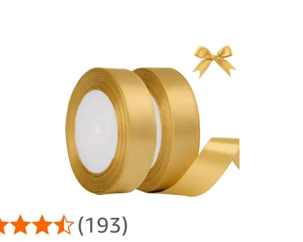 Två rullar med glänsande satinband i guld. En liten guldbåge svävar ovanför. Perfekt för presentinslagning.