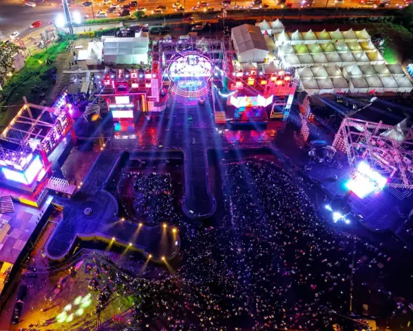 Koncert na Torwarze nocą. Tłumy ludzi, sceny z oświetleniem. Gdzie najlepiej usiąść, by wszystko widzieć?