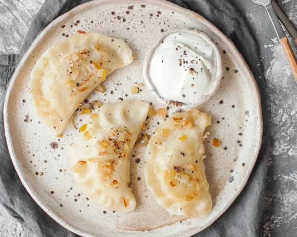Jak odgrzać mrożone pierogi? Proste sposoby na idealny smak