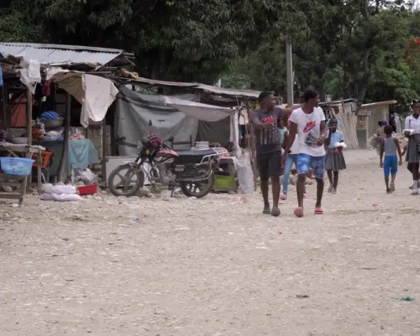 Polacy na Haiti, spacerujący pośród straganów i dzieci w szkolnych mundurkach.