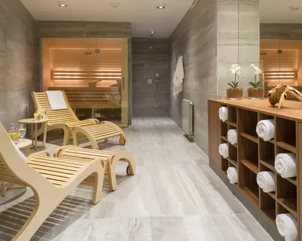 Sauna w hotelu: Jak korzystać, by czuć się komfortowo i bez gaf?