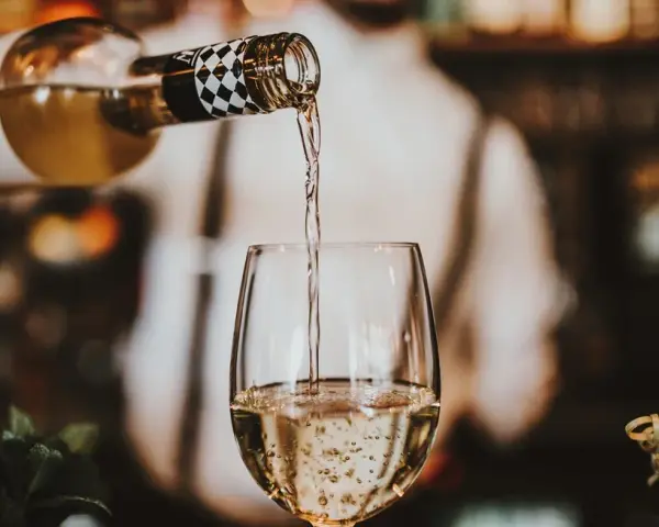 Wino bez korkociągu? 7 szybkich i bezpiecznych sposobów