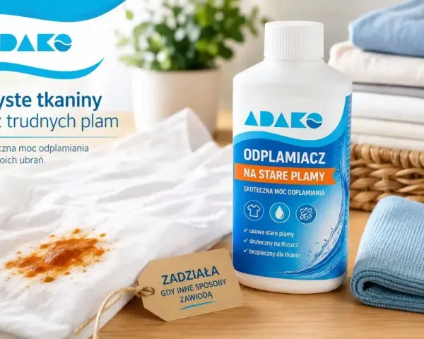 Biała koszulka z trudnymi plamami niewiadomego pochodzenia obok butelki odplamiacza Adako.