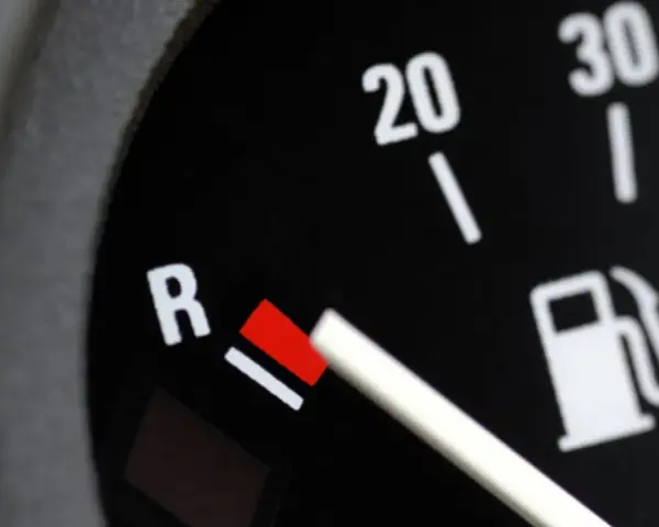 Yaris: Pojemność baku (36-50L), zasięg, rezerwa. Czy 1000 km?