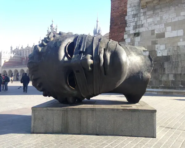 Rzeźba "Eros Bendato" Igora Mitoraja na Rynku Głównym w Krakowie.