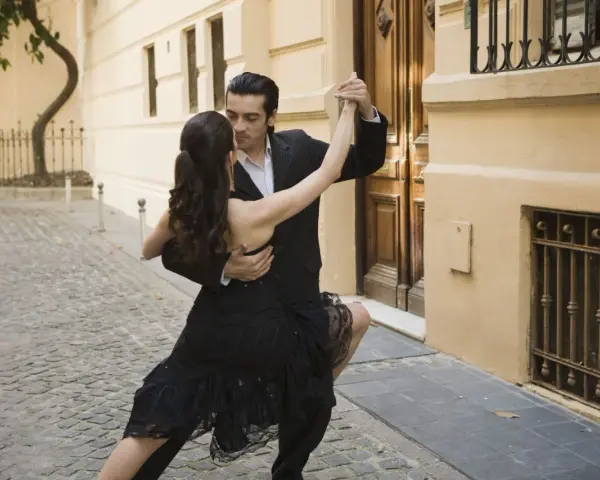 Para, tańcząc tango, przypomina o jego argentyńskich korzeniach.