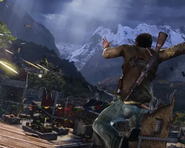 Nathan Drake salta en medio de un tiroteo, con un helicóptero y montañas nevadas de fondo. Un momento clave de la Uncharted 2 guia.