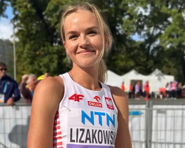 Uśmiechnięta Weronika Lizakowska w stroju sportowym z polskim orłem, gotowa do startu.