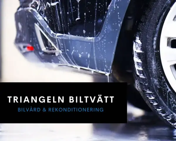 Bil som tvättas med skum, redo för Turtle Wax Pro-behandling. Triangeln Biltvätt erbjuder bilvård och rekonditionering.