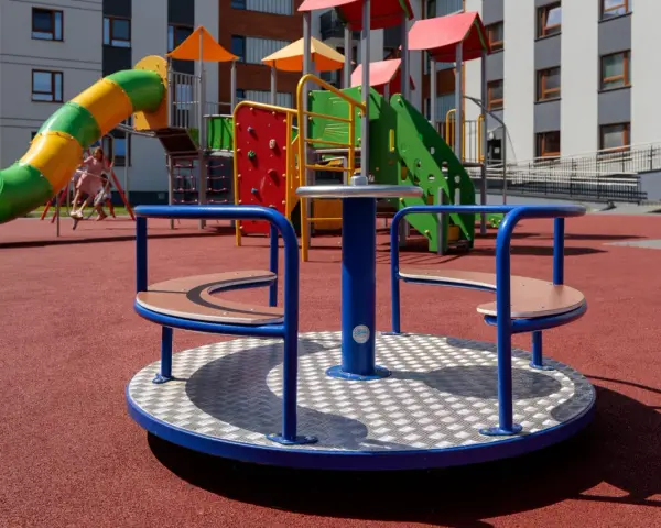 Ile kosztuje certyfikat na plac zabaw? Sprawdź ukryte koszty!