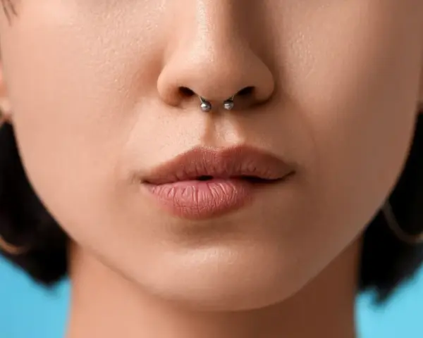 Kobieta z kolczykiem w nosie, tzw. septum.
