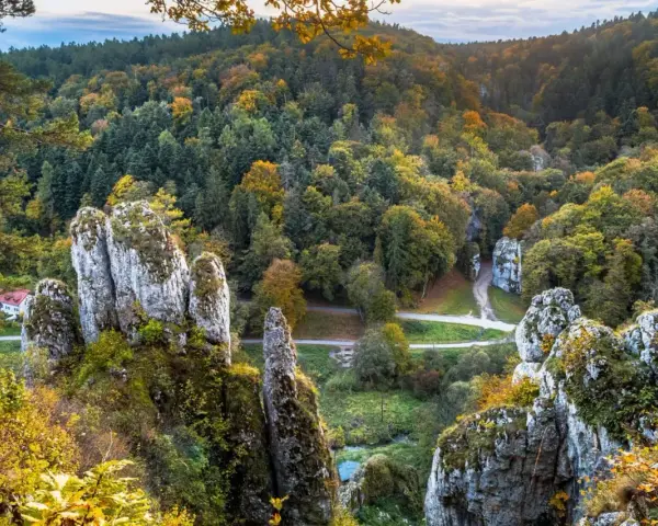 Ojcowski Park Narodowy ciekawostki: wapienne skały, jesienne lasy i malownicze doliny tworzą niezwykły krajobraz.