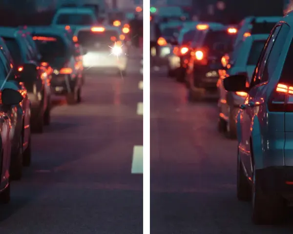 Luci sfocate e distorte nel traffico, come vedono i miopi astigmatici. Un'esperienza visiva caotica e abbagliante.