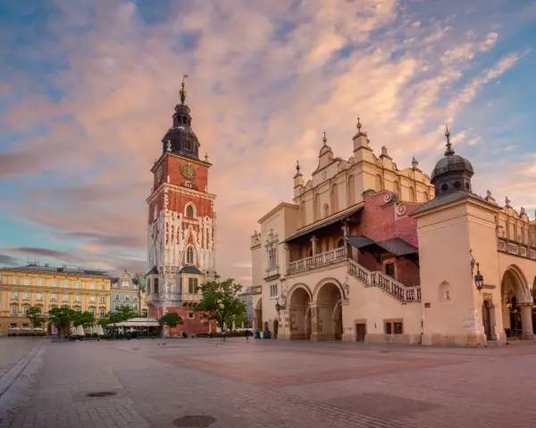 Torre del Municipio e Sukiennice nella Piazza del Mercato di Cracovia, perfetti per scoprire cosa vedere a Cracovia in 3 giorni.