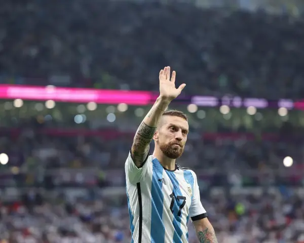 Aleix Gomez, w koszulce Argentyny, pozdrawia kibiców na stadionie.
