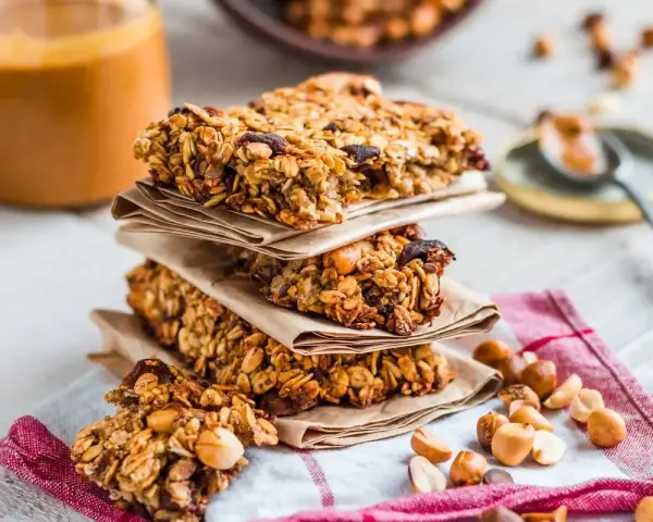 Barrette fatte in casa, ricche di avena, frutta secca e semi, perfette per una pausa energetica.