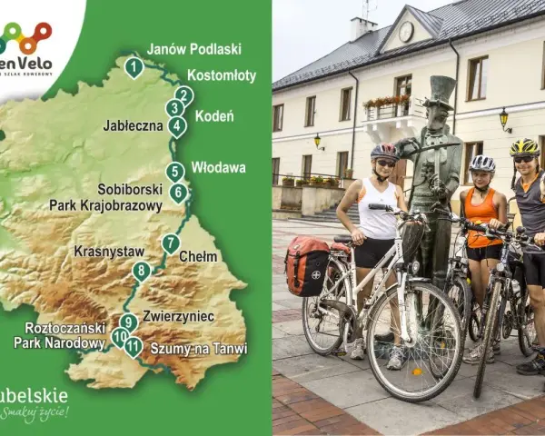 Rodzina na rowerach przy pomniku, planując podróż po szlaku Green Velo.