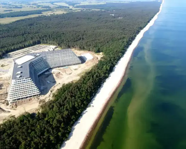 Nowy port hotel Gołębiewski w budowie, z widokiem na morze i las.