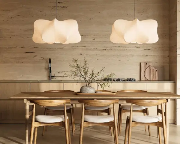 Ein Essbereich im **scandinavian style** mit Holztisch, Stühlen und Hängeleuchten. Natürliche Materialien und helle Farben schaffen eine ruhige Atmosphäre.