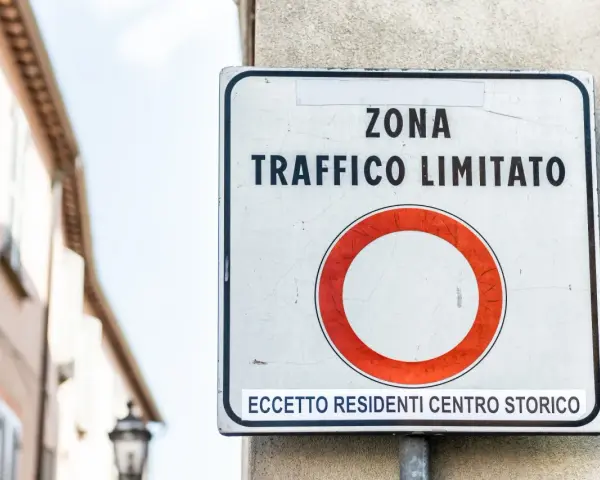 Cartello "ZTL attiva significato": zona a traffico limitato, eccetto residenti centro storico.