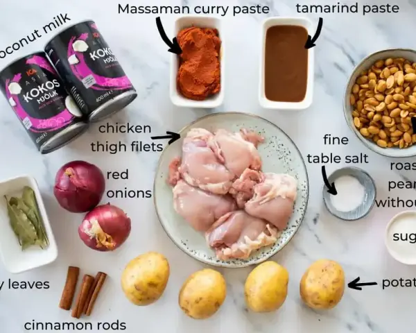 Składniki na pyszny massaman curry przepis: mleczko kokosowe, pasta massaman, kurczak, ziemniaki, orzeszki ziemne, cebula, tamaryndowiec, cynamon, liście laurowe, sól, cukier.