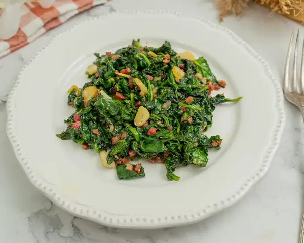 Deliciosas espinacas con jamón y ajo, un plato sencillo y sabroso.
