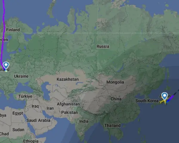 Trasa lotu z Polski do Japonii. Zastanawiasz się, ile się leci do Japonii? Mapa pokazuje długą podróż przez Europę i Azję.
