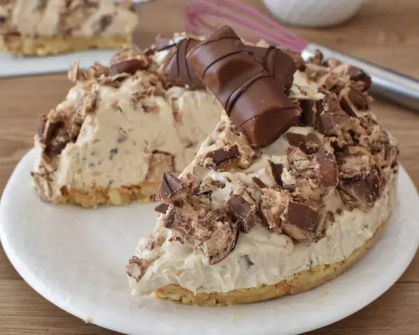 Una golosa torta Kinder Bueno, con pezzi di cioccolato e crema, pronta per essere gustata.