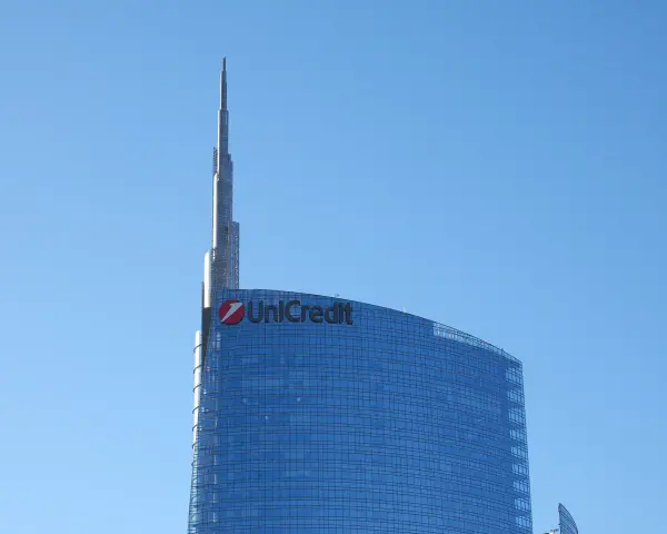 Szklany wieżowiec UniCredit z charakterystycznym logo, sięgający ku błękitnemu niebu. To symbol nowoczesności, jakby z przyszłości, niczym z wizji Aion Bank.