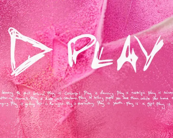 Nowa płyta Eda Sheerana "Play" w różowej, brokatowej odsłonie.