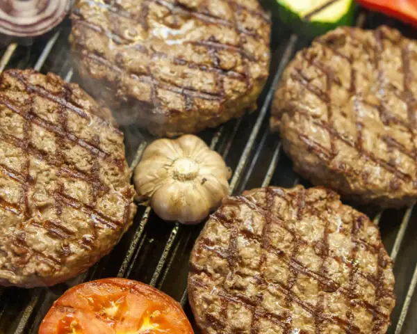 Jak usmażyć burgera? Sekret soczystości i smaku