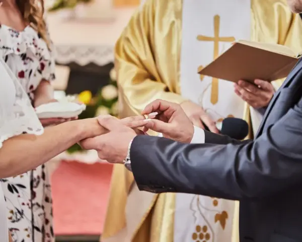 Ślub kościelny w Polsce: Twoje małżeństwo ważne prawnie?
